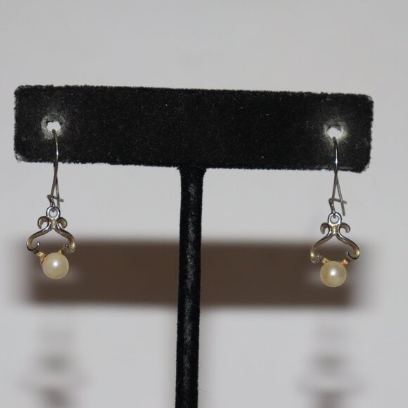 Vintage Jewelry - 🤍✨ Beautiful Vintage Silver & Pearl Dangling Hook Earrings · 1" Tall · classic